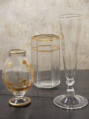 PRETTY PRETTY PLEASE<br />
2011 Ongoing<br />
Relic Detail<br />
Table: 3 of 10 Hand-Blown Vases Made to Hold the 16 Flower Bouquets Arrangements Used to Replicate Each of the Last 16 Edouard Manet Painted Before Dying, Displayed on a 19th Century Portuguese Table<br />
Variable Dimensions<br />