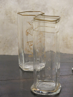 PRETTY PRETTY PLEASE<br />
2011 Ongoing<br />
Relic Detail<br />
Table: 2 of 10 Hand-Blown Vases Made to Hold the 16 Flower Bouquets Arrangements Used to Replicate Each of the Last 16 Edouard Manet Painted Before Dying Displayed on a 19th Century Portuguese Table<br />
Variable Dimensions<br />