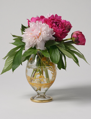 PLEASE SIX<br />
(BOUQUET DE PIVOINES)<br />
2011 Ongoing<br />
C-Print of a Hand Blown Glass Vase and Fresh Flowers Arranged to Replicate<br />
One of the 16 Last Paintings Edouard Manet Painted Before Dying<br />
21 5/8” x 16 1/2”<br />