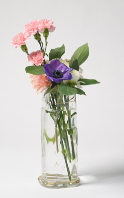 PLEASE ONZE<br />
(OEILLETTES ET CLEMATITES DANS UN VASE DE CRISTAL)<br />
2011 Ongoing<br />
C-Print of a Hand Blown Glass Vase and Fresh Flowers Arranged to Replicate<br />
One of the 16 Last Paintings Edouard Manet Painted Before Dying<br />
22” x 13 3/4”<br />