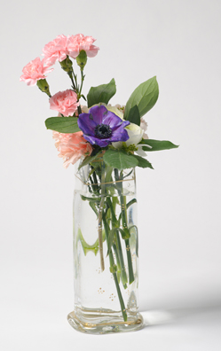 PLEASE ONZE<br />
(OEILLETTES ET CLEMATITES DANS UN VASE DE CRISTAL)<br />
2011 Ongoing<br />
C-Print of a Hand Blown Glass Vase and Fresh Flowers Arranged to Replicate<br />
One of the 16 Last Paintings Edouard Manet Painted Before Dying<br />
22” x 13 3/4”<br />